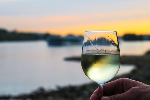 How many calories are in a glass of white wine